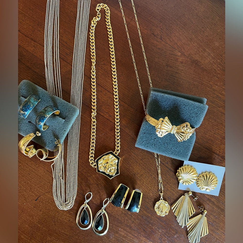 Gucci’esk Gold and Black Lion Pendant Necklace, 90’s Earrings and bracelet